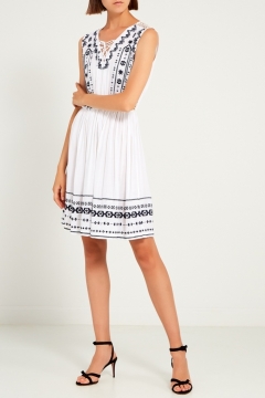 Платье в этническом стиле из коллекции Mila Marsel. Платье сшито из тонкого и мягкого хлопка белого цвета, спереди 