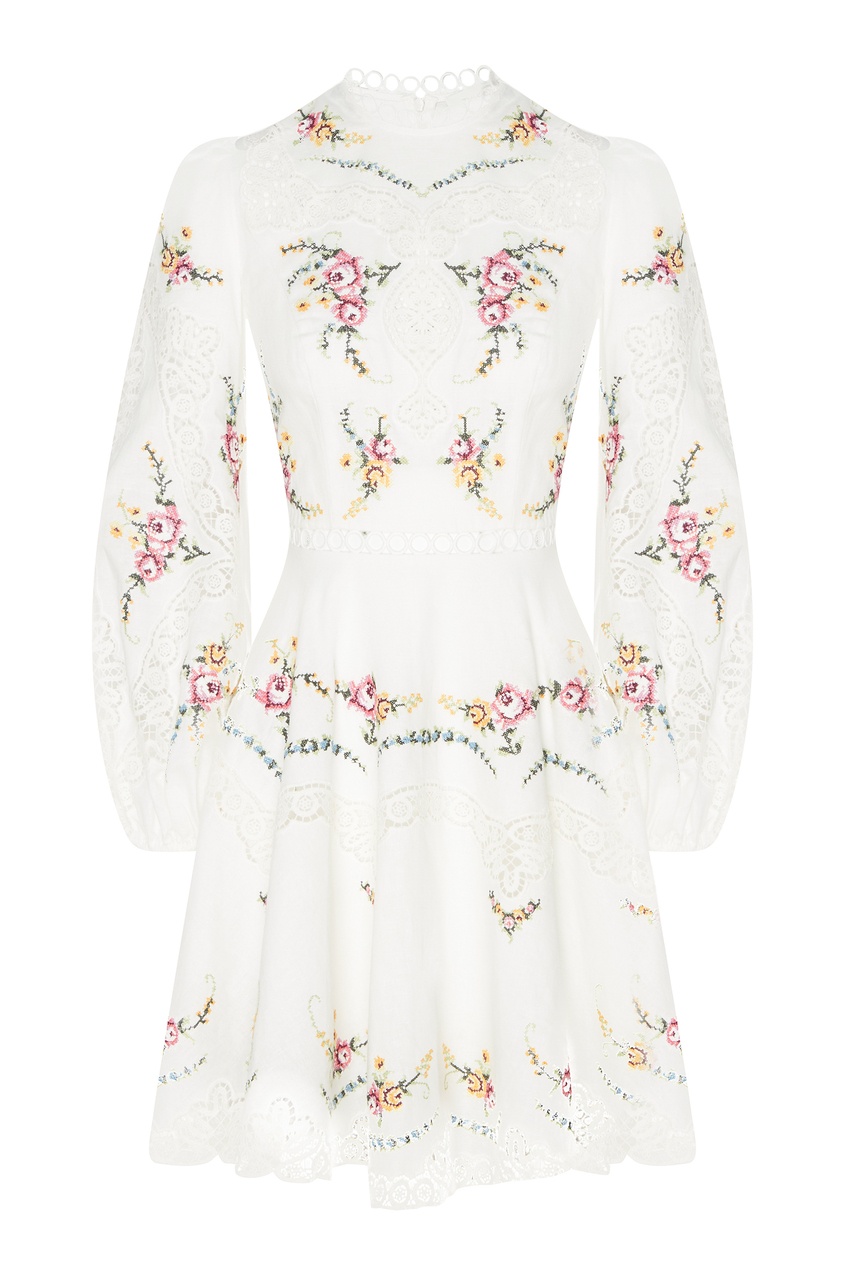 Короткое белое платье из льна и хлопка с отделкой кружевным шитьем и вышитыми крестиком романтичными цветоч�