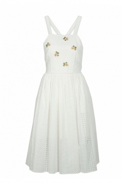 Белое платье из хлопка-кроше на широких бретелях, перекрещивающихся за спиной, с вышивкой в виде ромашек.
