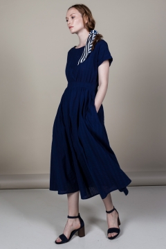 Платье из плотного хлопка синего оттенка. Модель приталенного силуэта со вшитым поясом и отворотами на рукав